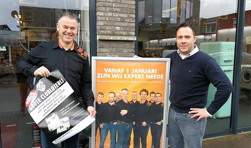 Grote Clubloterij deelnemer Ard Eijsink van Electro Wordt Neede met het raamaffiche. Rechts Kevin Vos van de Jubileumcommissie. Foto: Rob Weeber
