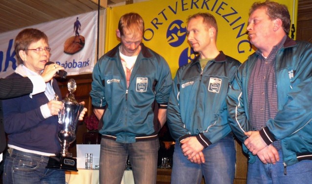 Annie Borckink reikt hier in 2008 de naar haar genoemde trofee uit aan (vanaf links) Edwin Goorhorst, Gerben Jansen en coach Marty te Luggenhorst van de Touwtrekkersvereniging Eibergen. Foto: PR