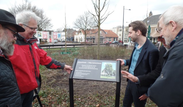 Het bord dat bij de zilverlinden werd geplaatst. Foto: Jan Hendriksen