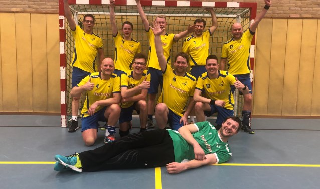 Blije spelers na de winst op Blauw-Wit. Foto: Raimon Bollen