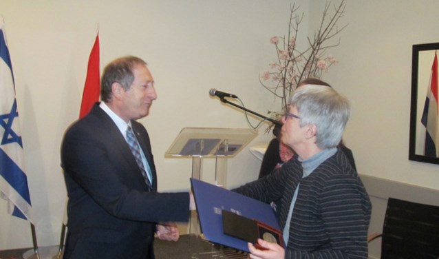 De onderscheiding werd uitgereikt door de Israëlische ambassadeur in Nederland. Foto: Bert Vinkenborg