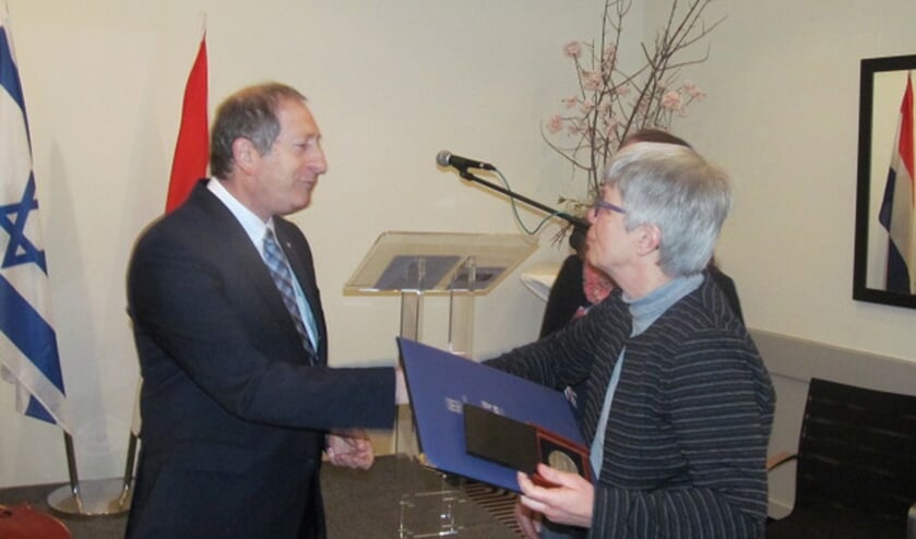 De onderscheiding werd uitgereikt door de Israëlische ambassadeur in Nederland. Foto: Bert Vinkenborg