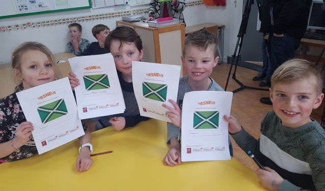 Enthousiaste kinderen van de Ludgerusschool in Zwolle krijgen hun eerste dialectles. Foto: Kyra Broshuis