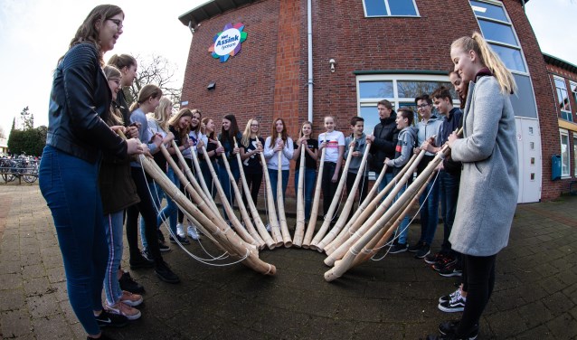 De leerlingen van het Assink met de door hen gemaakte midwinterhoorns. Foto: Geert van der Veer