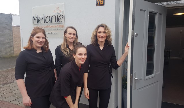 Melanie (rechts) zet zaterdag de deur open voor het publiek. Foto: Kyra Broshuis