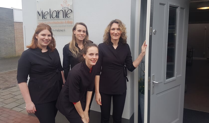 Melanie (rechts) zet zaterdag de deur open voor het publiek. Foto: Kyra Broshuis