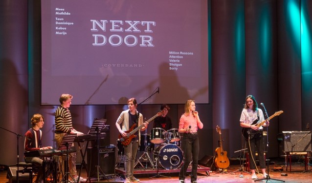 Leerlingen op het podium in Boogie Woogie,. Foto: Jurgen Pillen