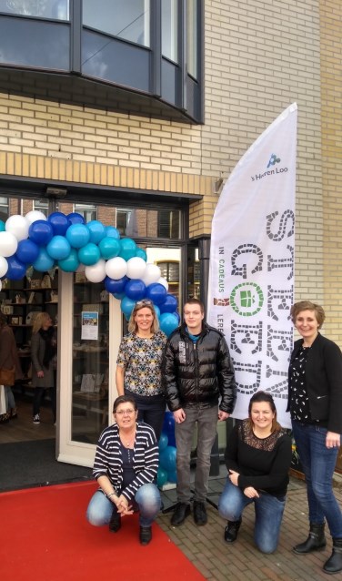 Op vrijdag 8 maart werd het logo van de nieuwe cadeauwinkel in Zutphen door cliënten en begeleiders onthuld tijdens de officiële opening. Foto: PR