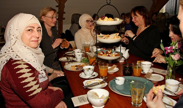 Burgemeester Besselink gaat tijdens de High Tea in gesprek met vrouwen uit Bronckhorst. Foto: Liesbeth Spaansen