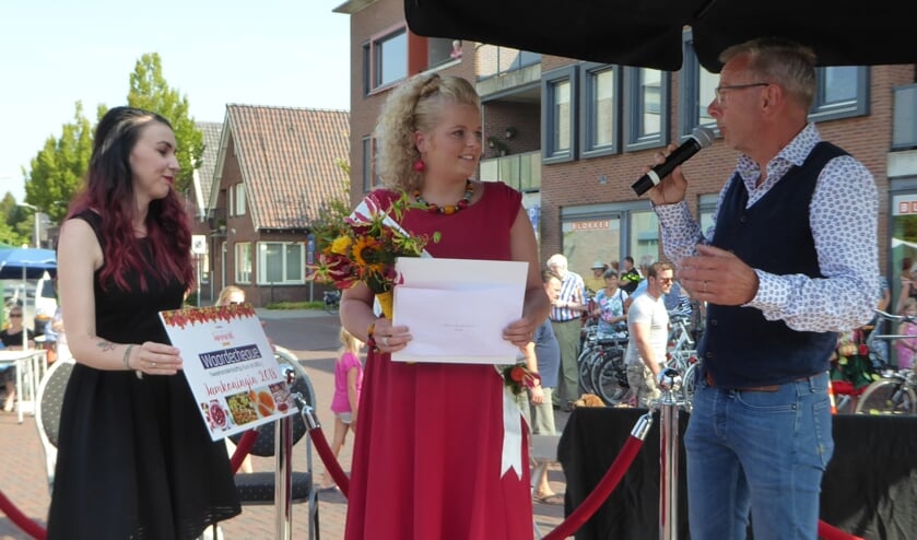 Inhuldiging Jamkoningin Maud Grevink (midden). Foto: Rob Weeber