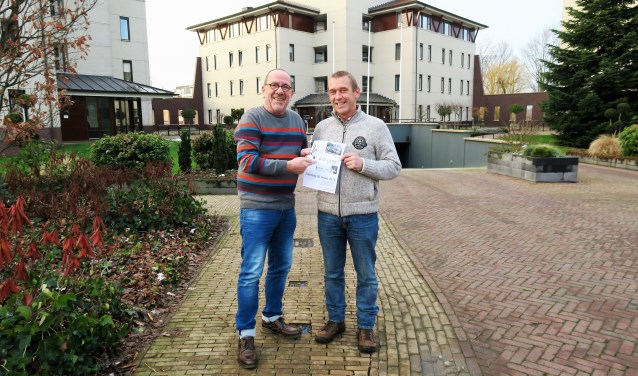 Theo Geurink (links) en Harm Rexwinkel (rechts), zijnde de organisatoren van ‘De Grolse Hofzangers goat vrömd!’ Foto: Theo Huijskes