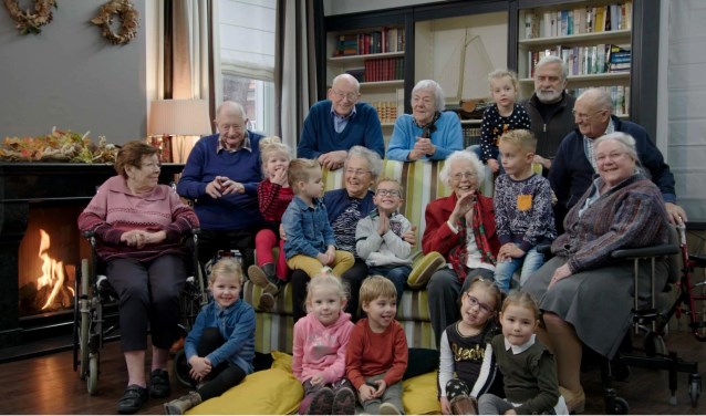 Ouderen van De Gouden Leeuw Groep trekken op met een groep vierjarigen. Foto: Blue Circle