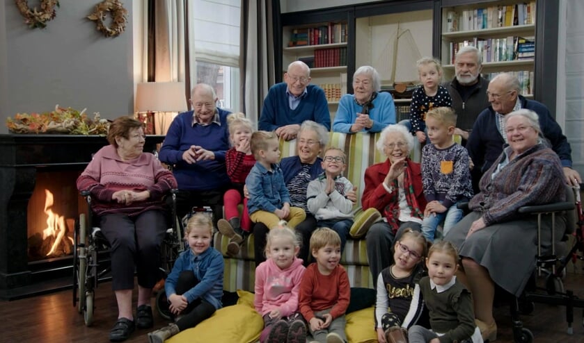 Ouderen van De Gouden Leeuw Groep trekken op met een groep vierjarigen. Foto: Blue Circle
