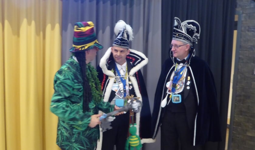 Foto: Burgemeester Joost van Oostrum overhandigt de gemeentesleutel aan prins Patrick en adjudant Albert van NCG De Vlearmuze. Foto: Rob Weeber