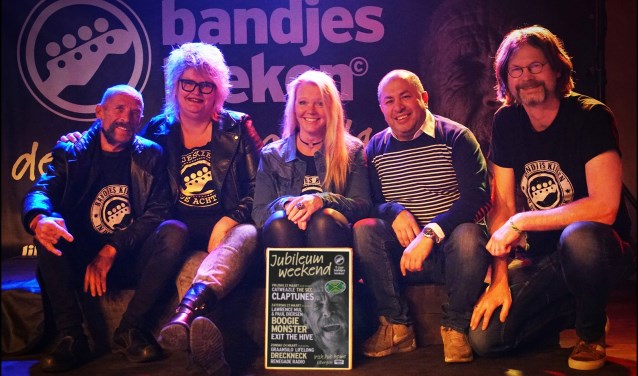 Boegbeeld Raaf (geheel links) met redactieleden van Bandjes kieken en Mesut Mis (2e van rechts) op het nieuwe podium van Irish Pub Home. Foto: Photographarry