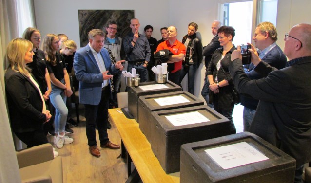 Notaris Hans Kraayenhof verricht de loting. Foto: Rob Stevens