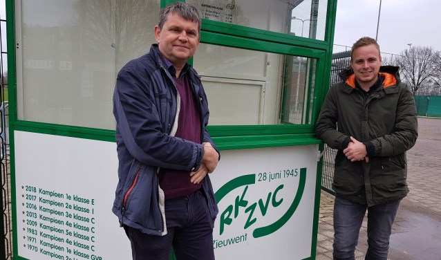 Voorzitter Johnny Cuppers en Michiel Krabbenborg bij de nieuwe ingang van het complex van RKZVC.