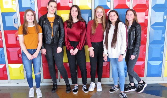 Zes meiden van het Rietveld Lyceum die door middel van een actie zieke kinderen steunen. Foto: Josée Gruwel