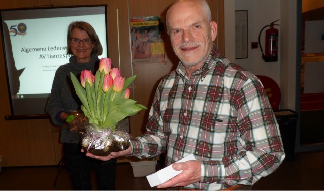 Henk Woudstra, een van de jubilarissen, blij met zijn onderscheiding voor 40 jaar lidmaatschap AV Hanzesport. Foto: PR