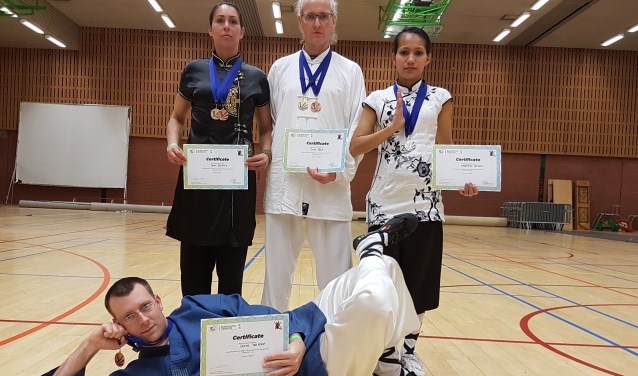 Liggend Douwe ter Horst, v.l.n.r.: Laura Bonthuis, Douwe Geluk en Argentina Cotcheza. Foto: PR