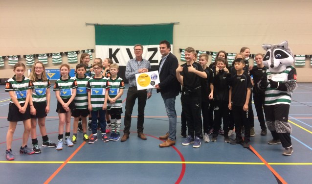 Gert Sterk overhandigde, namens zijn werkgever AVR, een cheque van 950 euro aan voorzitter Henk Jan Milius voor de jeugd van KVZ. Foto: PR