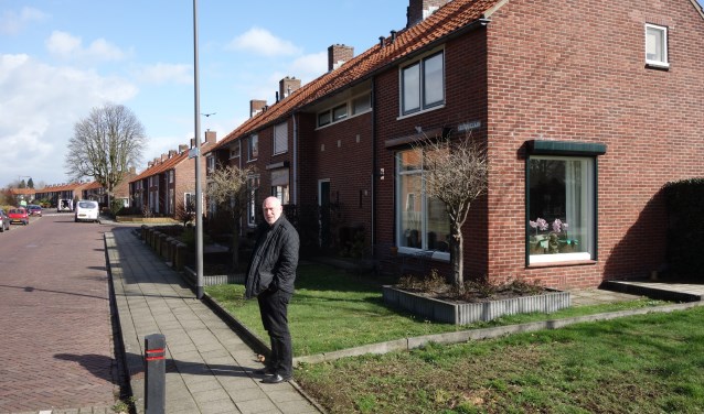 Ries de Jong in de Kastanjelaan. Net als in de jaren '50 (bijna) geen auto's voor de deur. Foto: Clemens Bielen