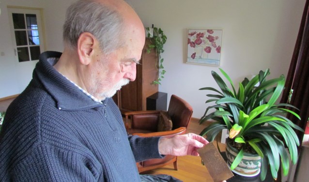 Alphons Olthof met de plaquette. Foto: Rob Stevens