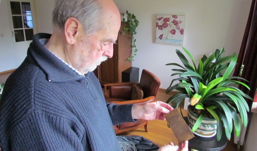 Alphons Olthof met de plaquette. Foto: Rob Stevens