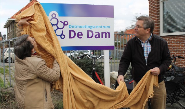 Vrijwilliger Jantine Logmans en wethouder Joop Wikkerink onthullen het bord als openingshandeling. Foto: Kristel te Bokkel