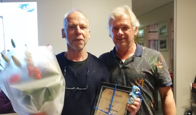 Laurens Wildenborg ontvangt de erelid-oorkonde uit handen van Hans Eijsink. Foto: eigen foto