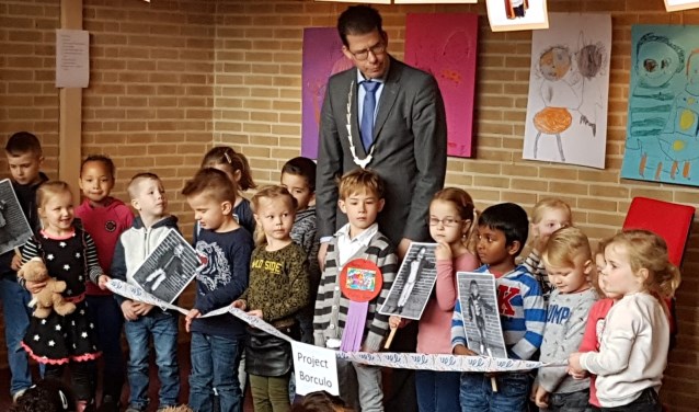 Burgemeester Joost van Oostrum kwam langs in alle groepen. Foto: PR