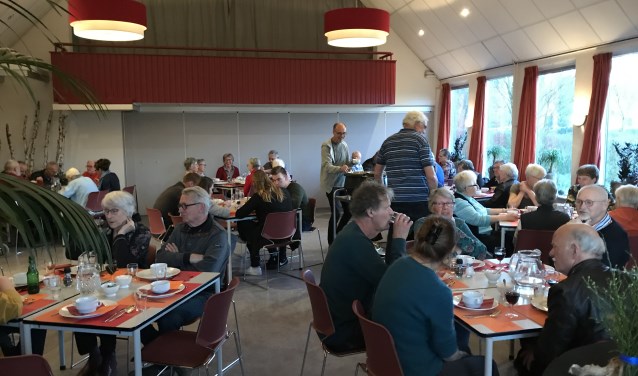 Gezelligheid tijdens het eetcafé in Rekken. Foto: PR
