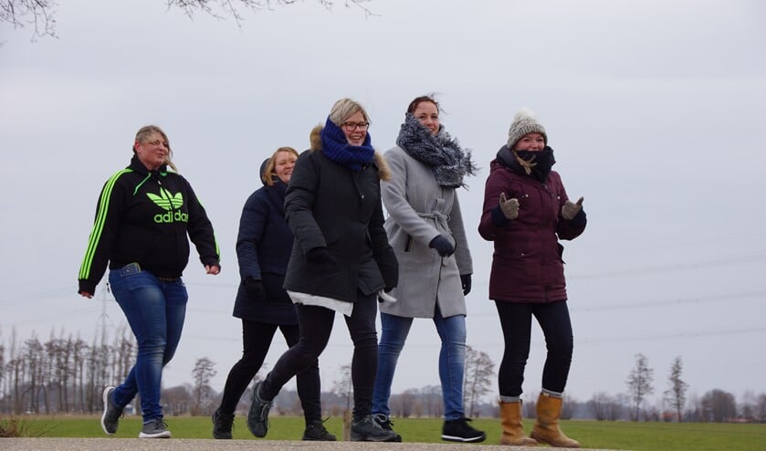 Wandelaars gezellig onderweg tijdens de Siberisch koude Hen & Weerum in 2018. Foto: Carlo Jansen