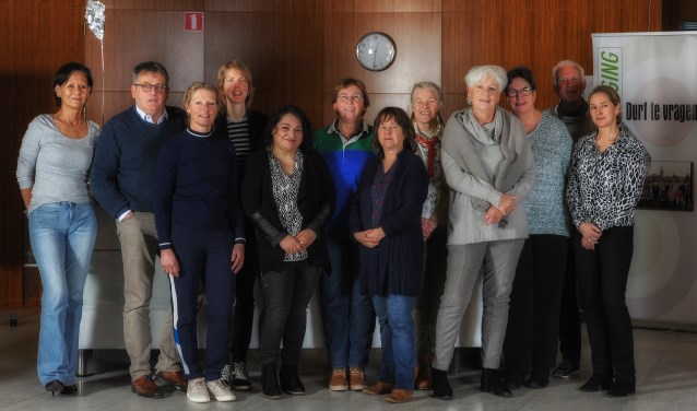 Van links naar rechts Monique, Harrie, Ria, Priscilla, Tereza, Vlok, Wilma, Rianne, Liedy, Marianne, Willem, workshopleider Mathilde. Foto: Rehaab