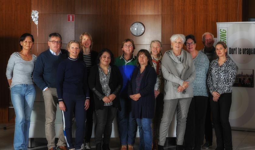 Van links naar rechts Monique, Harrie, Ria, Priscilla, Tereza, Vlok, Wilma, Rianne, Liedy, Marianne, Willem, workshopleider Mathilde. Foto: Rehaab