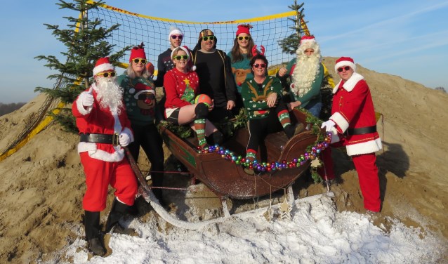 Beachcommissie van Volleybalvereniging WIK uit Steenderen is klaar voor het toernooi in kerstsfeer. Foto: PR