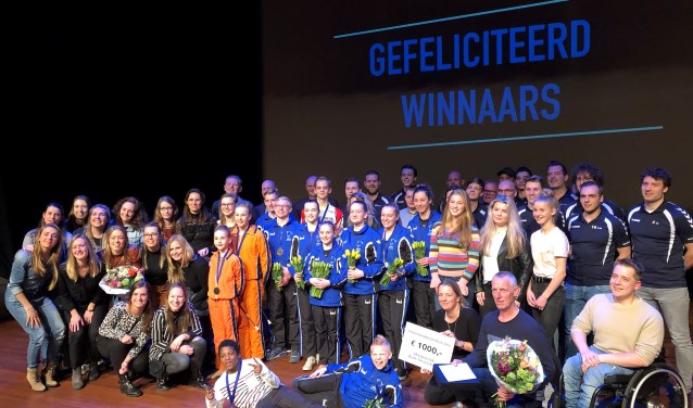 Aan het eind van de avond stonden de kampioenen, genomineerden en winnaars van de sportprijzen nogmaals in de schijnwerpers. Foto: Miriam Szalata