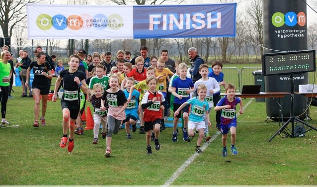 De start van de Gaanzeloop, met enthousiaste jeugdige lopers. Foto: PR