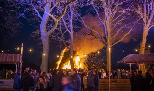 Veel sfeer, muziek en natuurlijk het paasvuur in Zieuwent. Foto: Martijn Koolmees