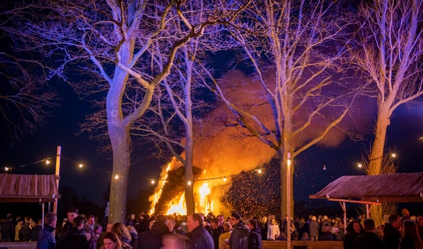 Veel sfeer, muziek en natuurlijk het paasvuur in Zieuwent. Foto: Martijn Koolmees