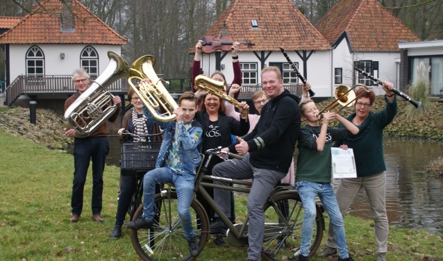 De leden van Kon. WOV hebben de fietsen én hun instrumenten al tevoorschijn gehaald. Foto: E. ten Dolle