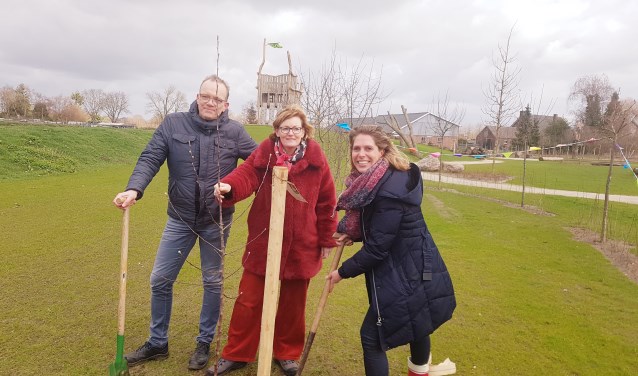 Vlnr. Paul Wallerbos van Ravott'n, wethouder Marieke Frank en Annelies Bol van Urgenda planten de appelboom bij Ravott'n. Foto: Kyra Broshuis