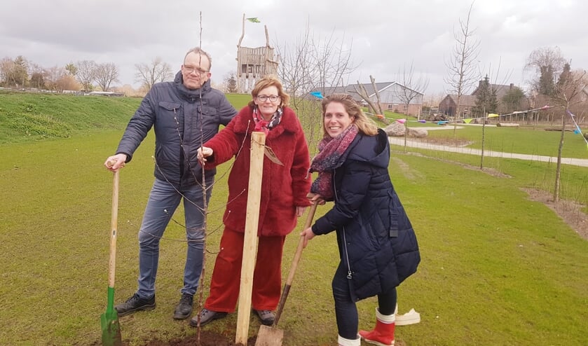 Vlnr. Paul Wallerbos van Ravott'n, wethouder Marieke Frank en Annelies Bol van Urgenda planten de appelboom bij Ravott'n. Foto: Kyra Broshuis