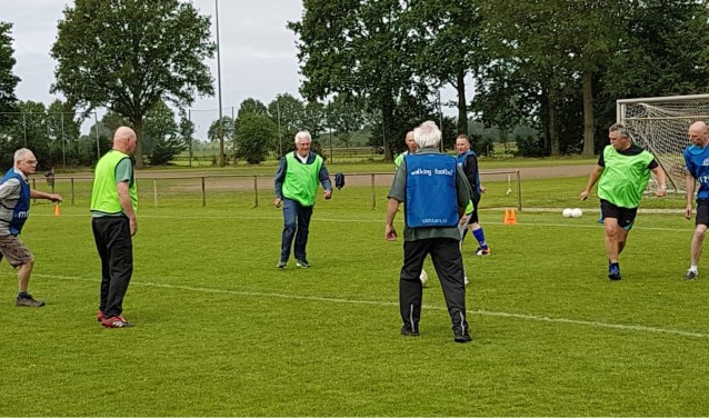 Walking Footbal vormt een leuke uitdaging voor de zestigplusser die nog graag een balletje trapt. Foto: PR