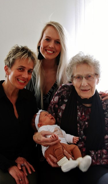 Ankie, Renske (midden) en Dien rechts met Noé op de arm. Vier generaties in de vrouwelijke lijn. Foto: eigen foto