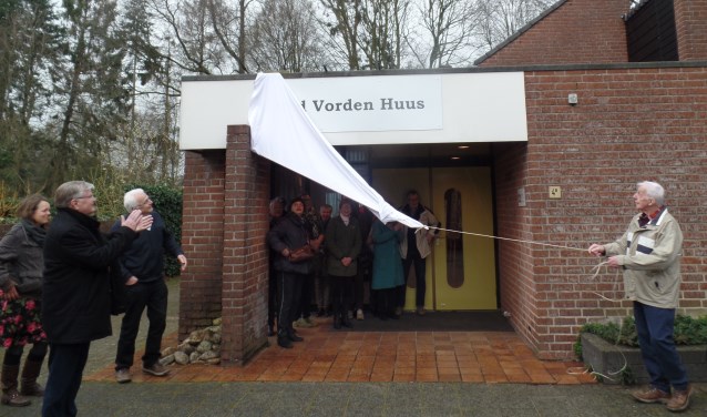 Erelid Wim Jansen van Oudheidkundige Vereniging Oud Vorden had zaterdagmiddag de eer om het nieuwe onderkomen te openen. Foto: Jan Hendriksen