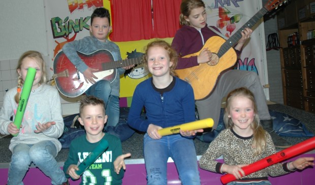 Een aantal kinderen en hun instrumenten. Foto: eigen foto