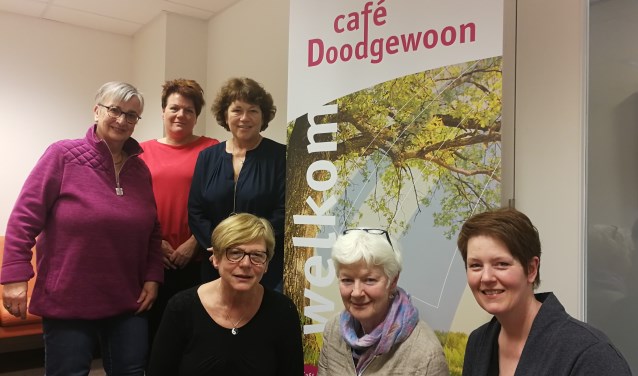 De leden van het Netwerk Palliatieve Zorg Oost-Achterhoek met zittend in het midden Trudy Willems. Anita Lankheet ontbreekt op de foto. Foto: Rob Weeber