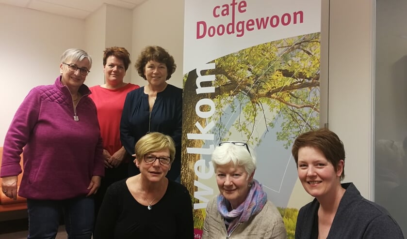 De leden van het Netwerk Palliatieve Zorg Oost-Achterhoek met zittend in het midden Trudy Willems. Anita Lankheet ontbreekt op de foto. Foto: Rob Weeber