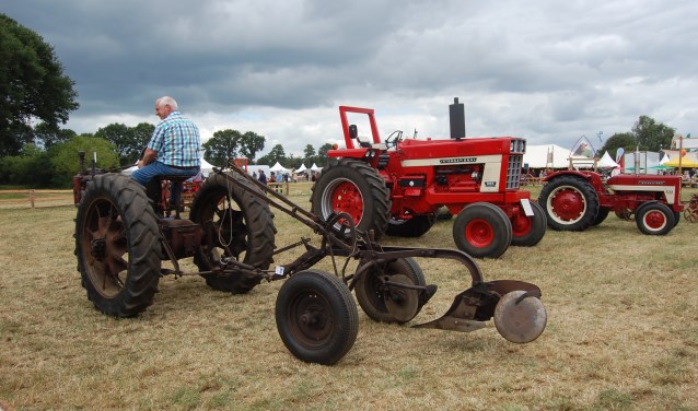 Vrijwilligers in de weer met het klaarzetten van de oude tractoren en werktuigen. Foto: PR